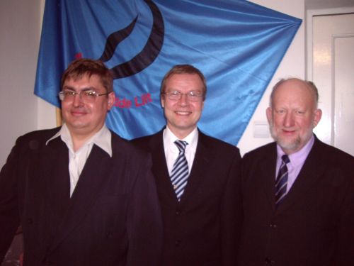 No kreisās: LNS viceprezidents, E.Vorslovs, PNF prezidents M.Jokinens, INS prezidents V.Parnla
