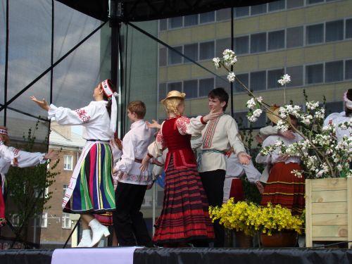 Daugavpils Logopēdiskās skolas audzēkņi izpilda deju „Buļbačka”