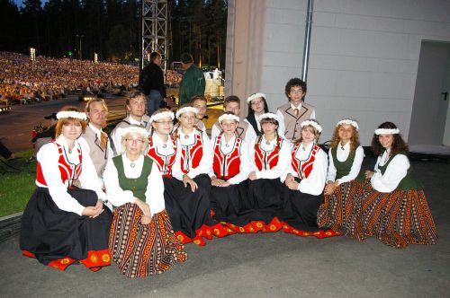 Raiņa vakarskolas melodeklamācijas grupa ALIAS ar Valmieras vājdzirdīgo skolas skolēniem mirkli pirms uznākšanas uz  Mežaparka Lielās estrādes