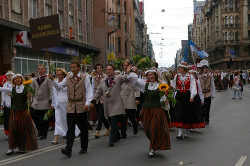 Raiņa vakarskola kopā ar valmieriešiem piedalās Dziesmu svētku gājienā