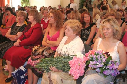 Absolventus sveikt bija ieradušies ne vien radi, draugi, bet arī pārstāvji no LNS un bijusī audzinātāja Ilona Vindava