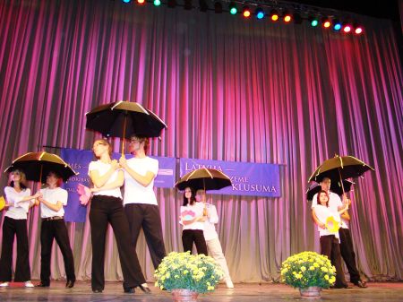 Alsviķu skola dejo "Šerburgas lietussargi"